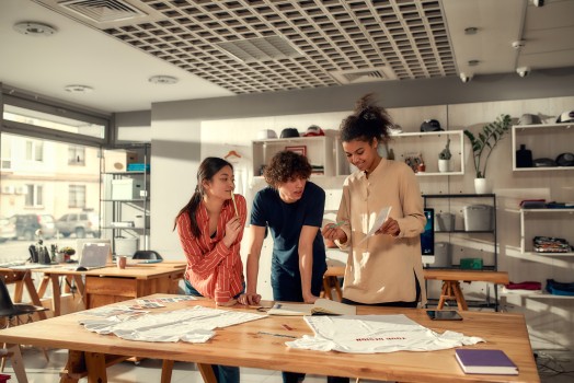 Trois personnes regardent une feuille de papier