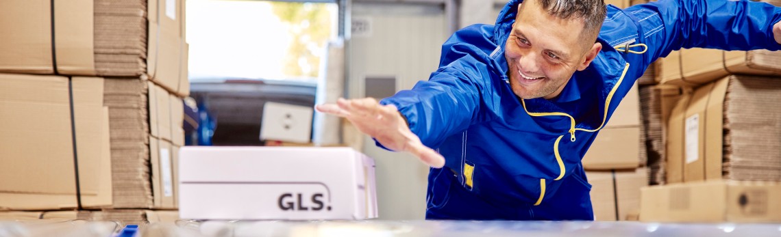GLS-kuljettaja luovuttaa paketin asiakkaalle ovella